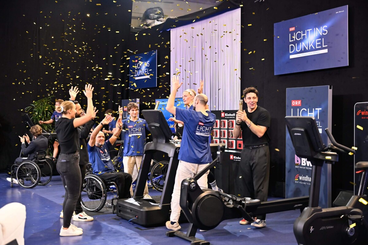 Sportler feiern bei der Licht ins Dunkel Gala 2025